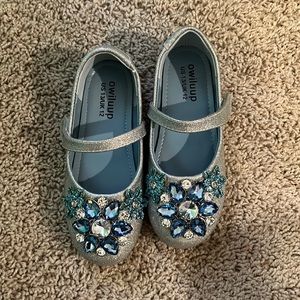 So many sparkles!Adorable silver and blue and flats.
